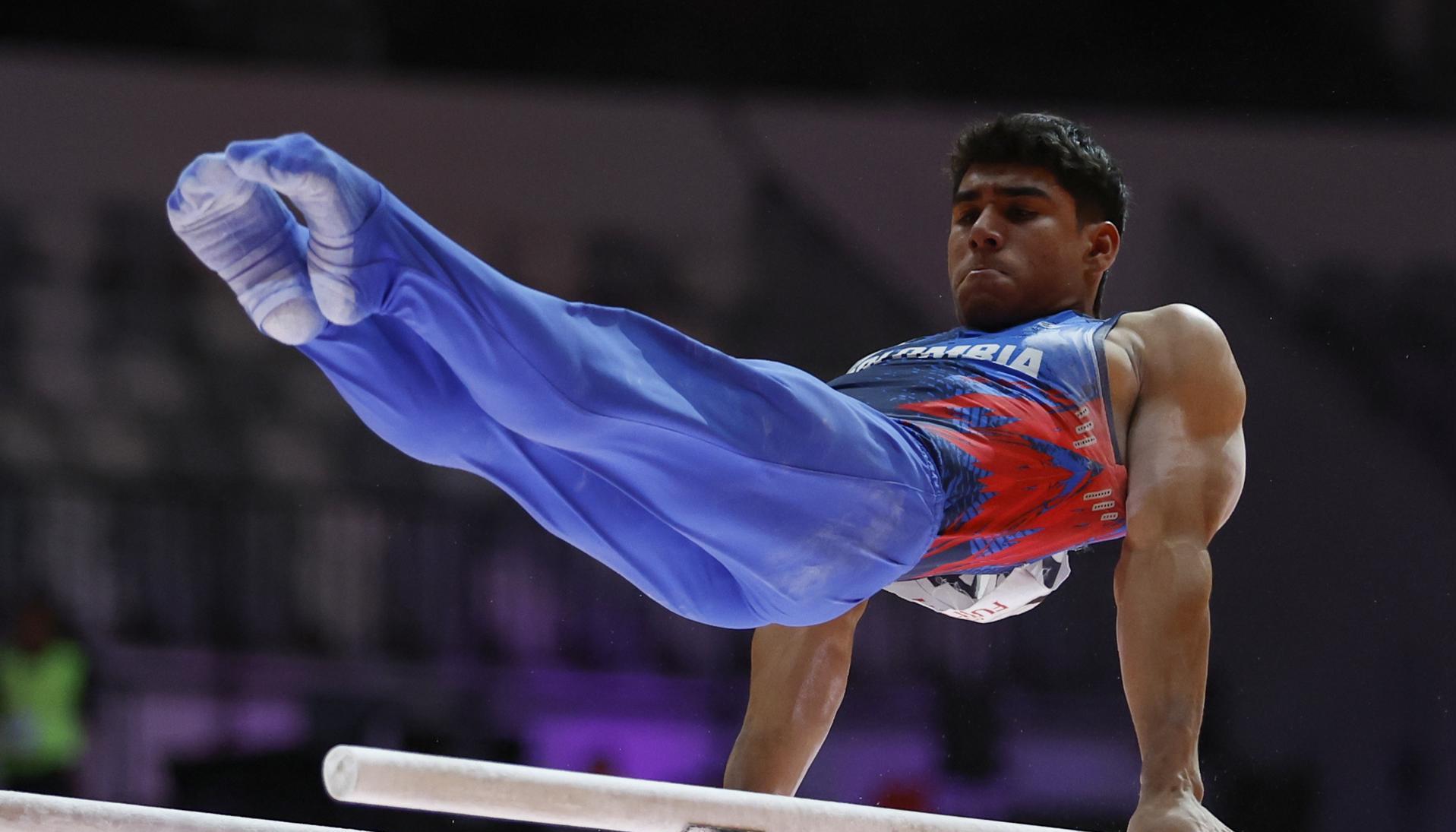 Ángel Barajas durante el Mundial de barras paralelas en Yakarta, Indonesia.
