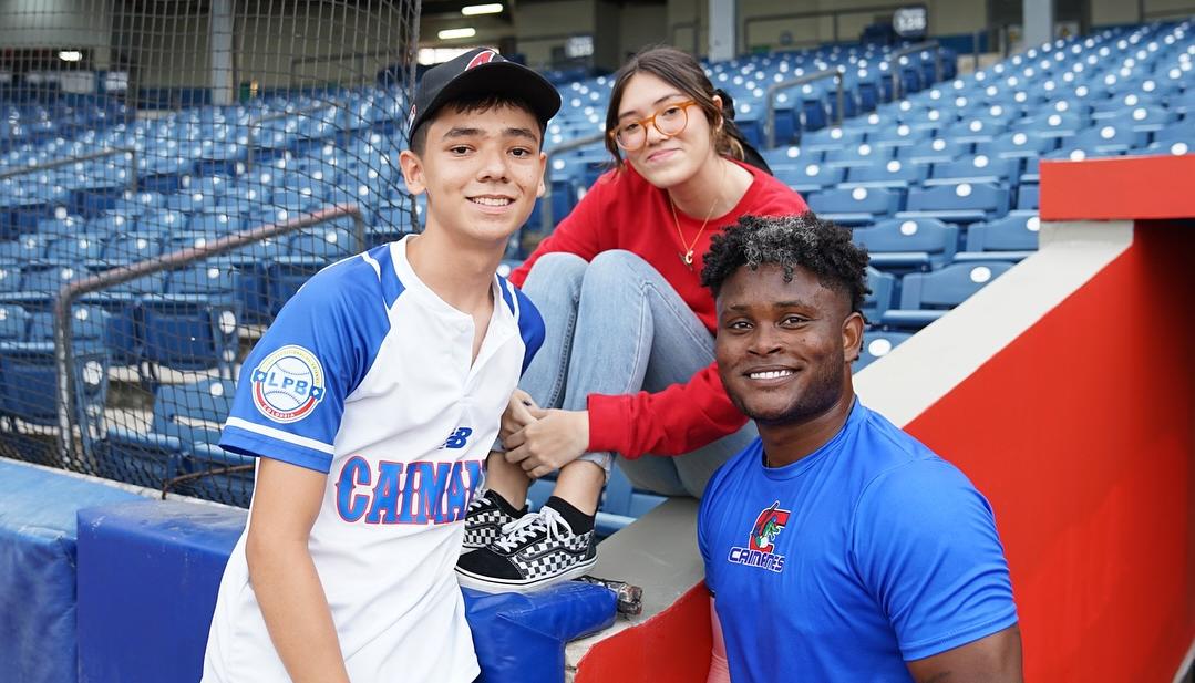 El pelotero Dilson Herrera con dos aficionados. 