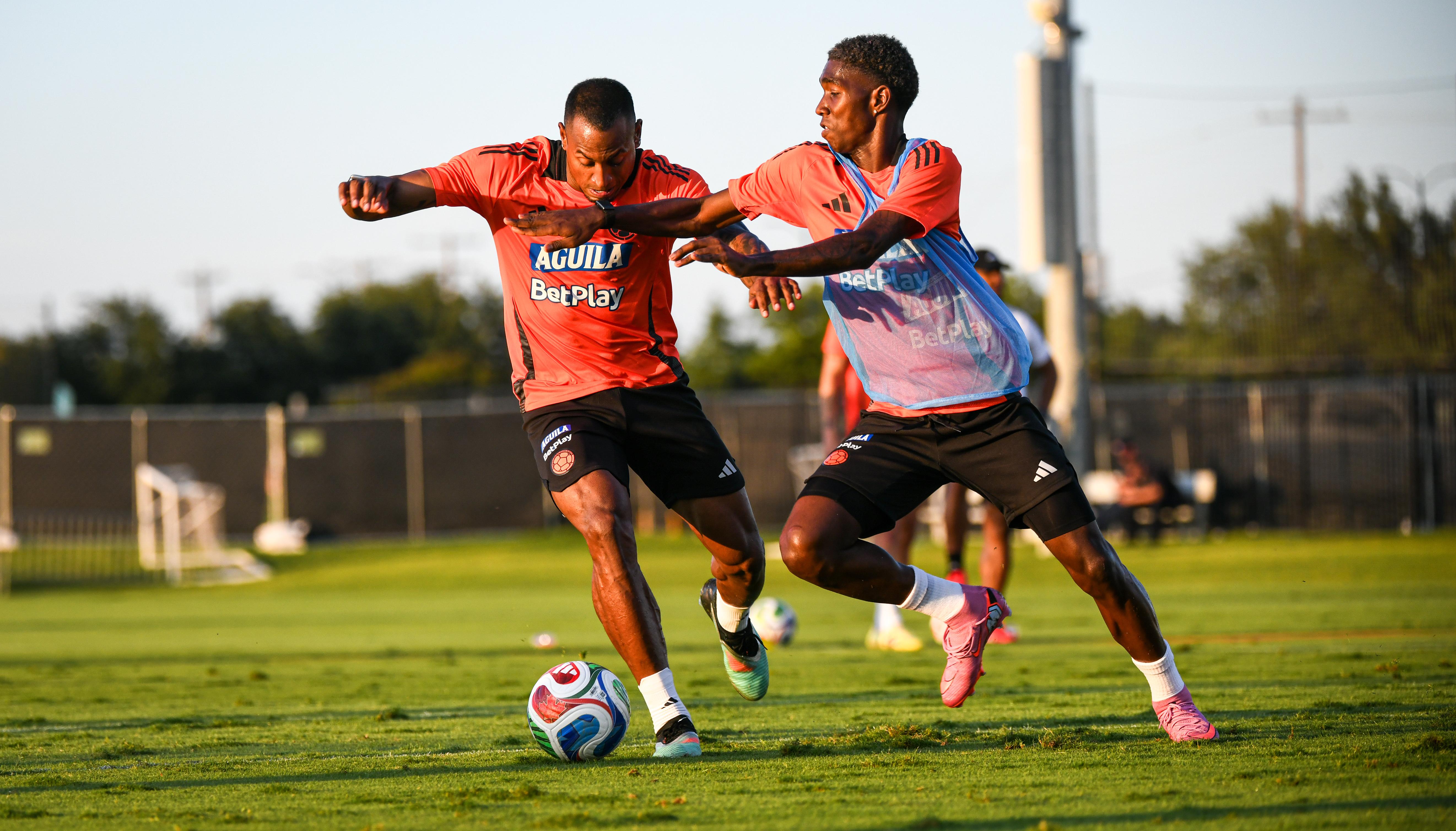 Willer Ditta y Yáser Asprilla durante el entrenamiento del martes. 