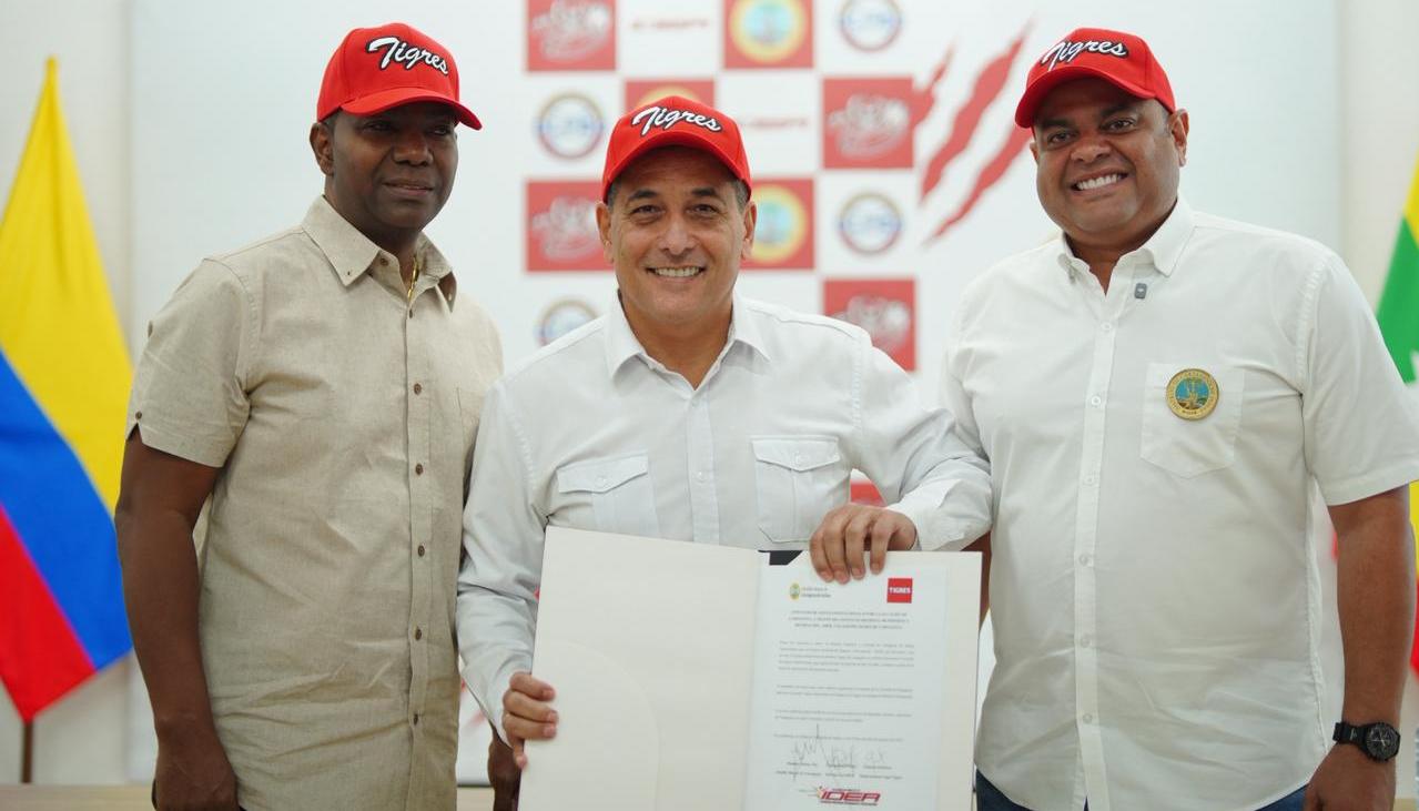 Dumek Turbay, alcalde de Cartagena, con Édinson Rentería y Campo Elías Terán. 