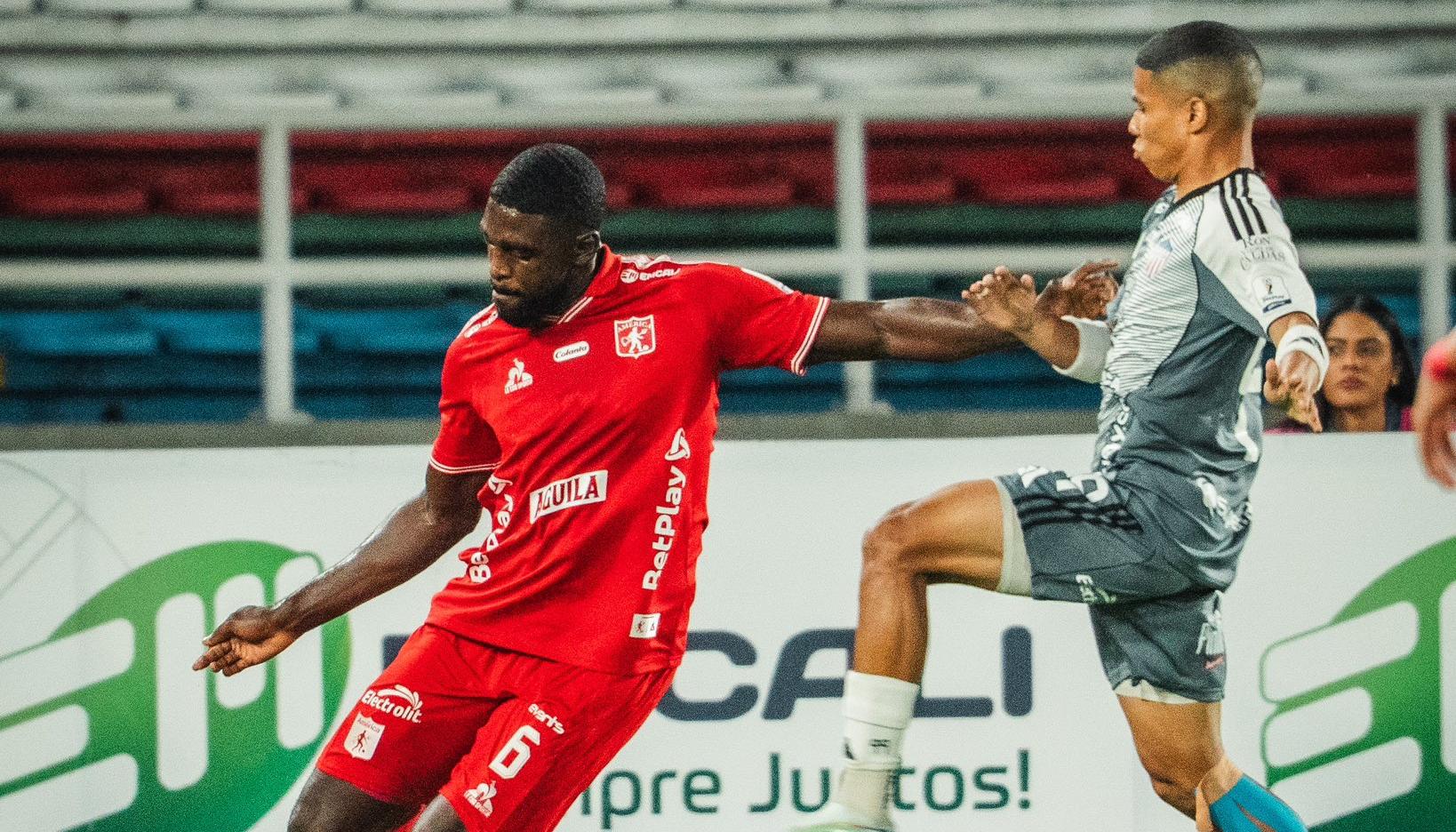 José Enamorado disputa el balón con Cristian Tovar. 