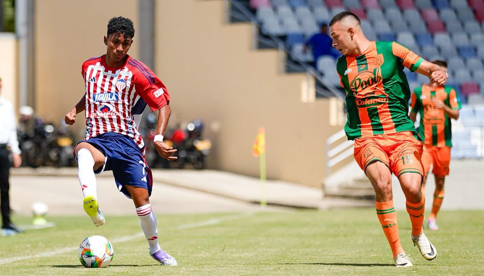 Acción del partido de Junior y Envigado disputado en el estadio Romelio Martínez. 