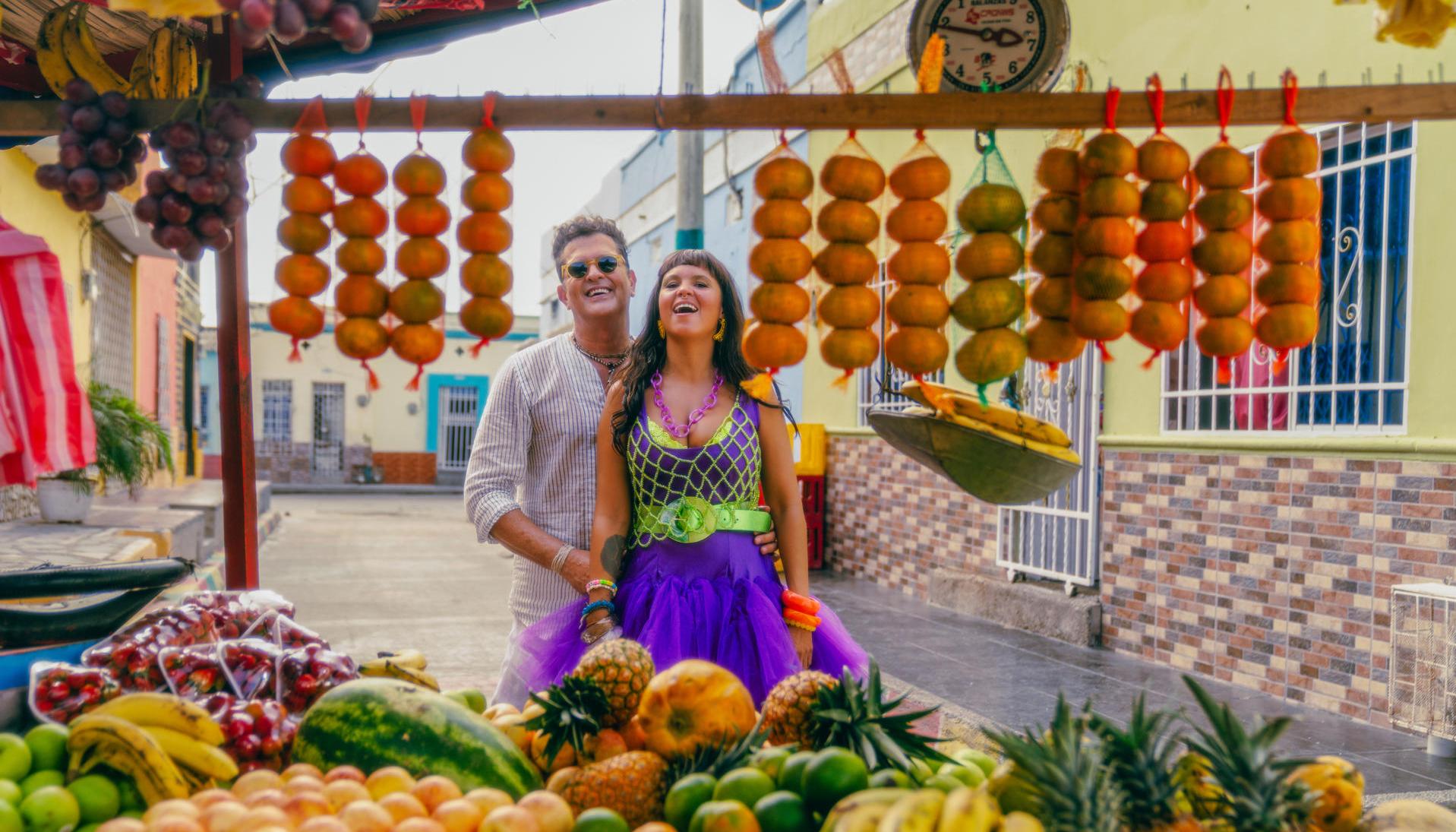 Carlos Vives y la vocalista de Bomba Estéreo, Li Saumet.
