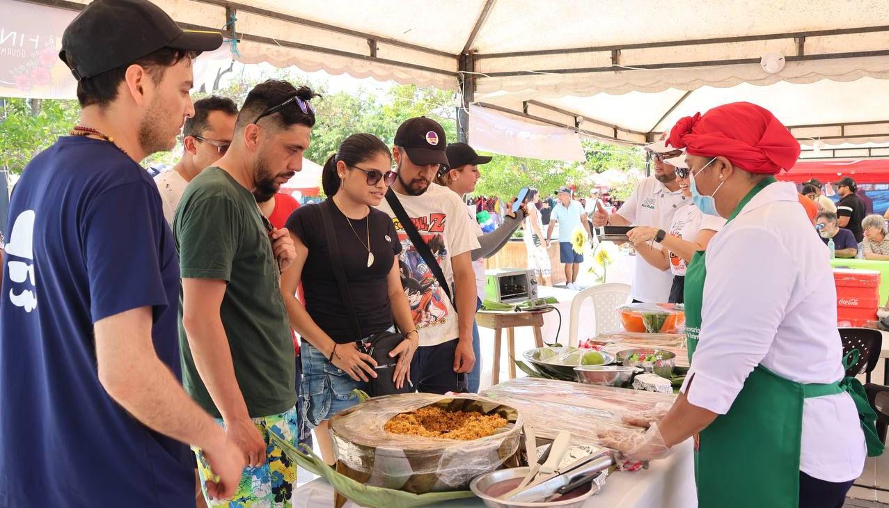 Visitantes al FestiCamarón 2025, en Puerto Colombia.