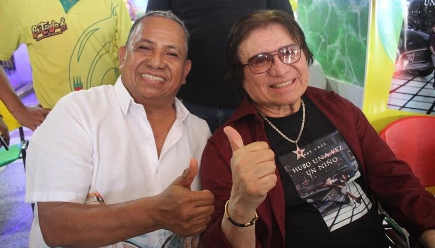 Edwin Madera con el salsero puertorriqueño Bobby Cruz. 