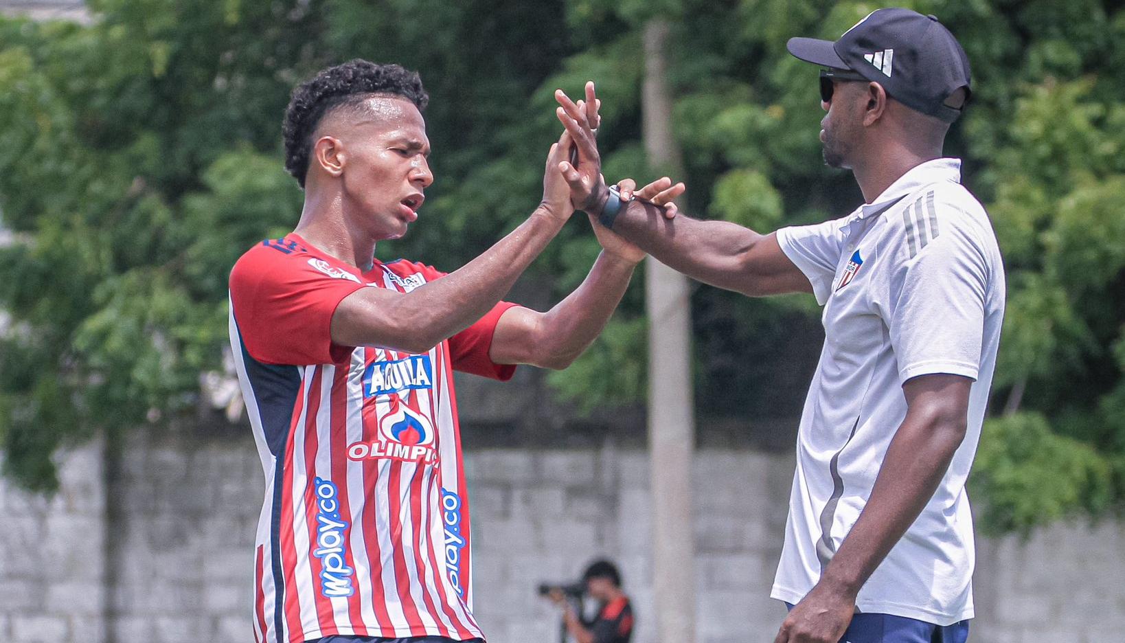 Alexander Licona y Éder Hernández, técnico del Junior sub–20.