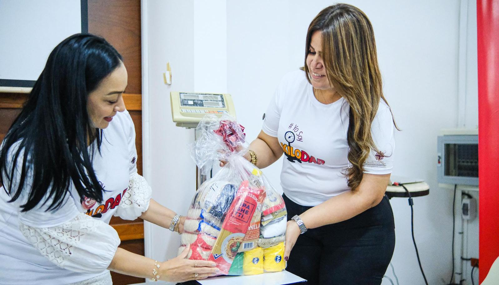 Pesaje de las primeras donaciones. 