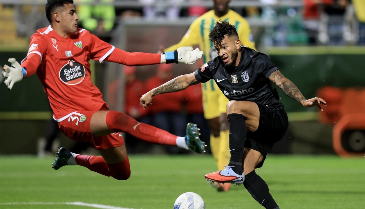 El samario Luis Suárez enfrenta al portero del Tondela, Bernardo Fontes.