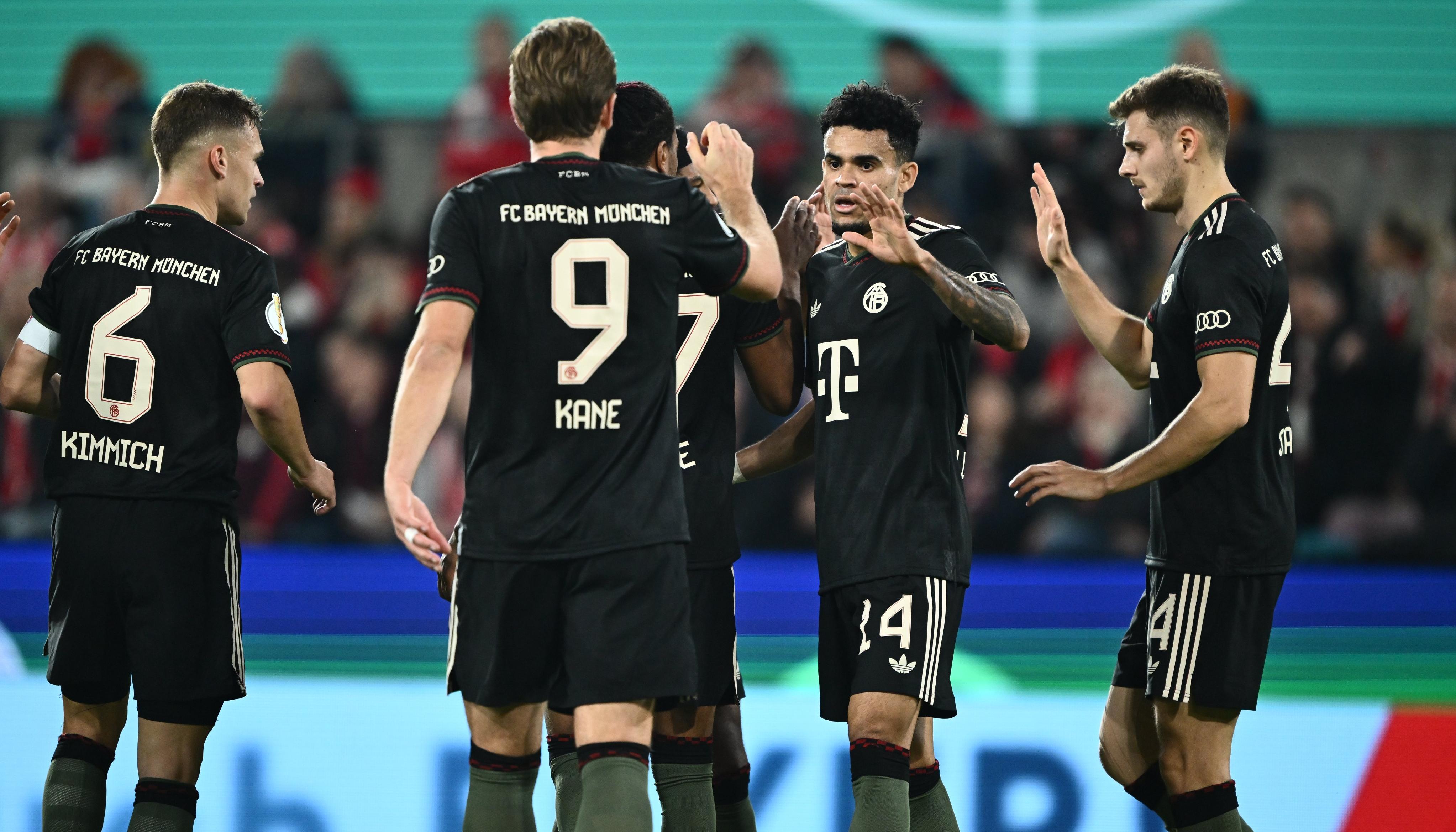 Luis Díaz celebra su gol, el del empate del Bayern, con Harry Kane. 