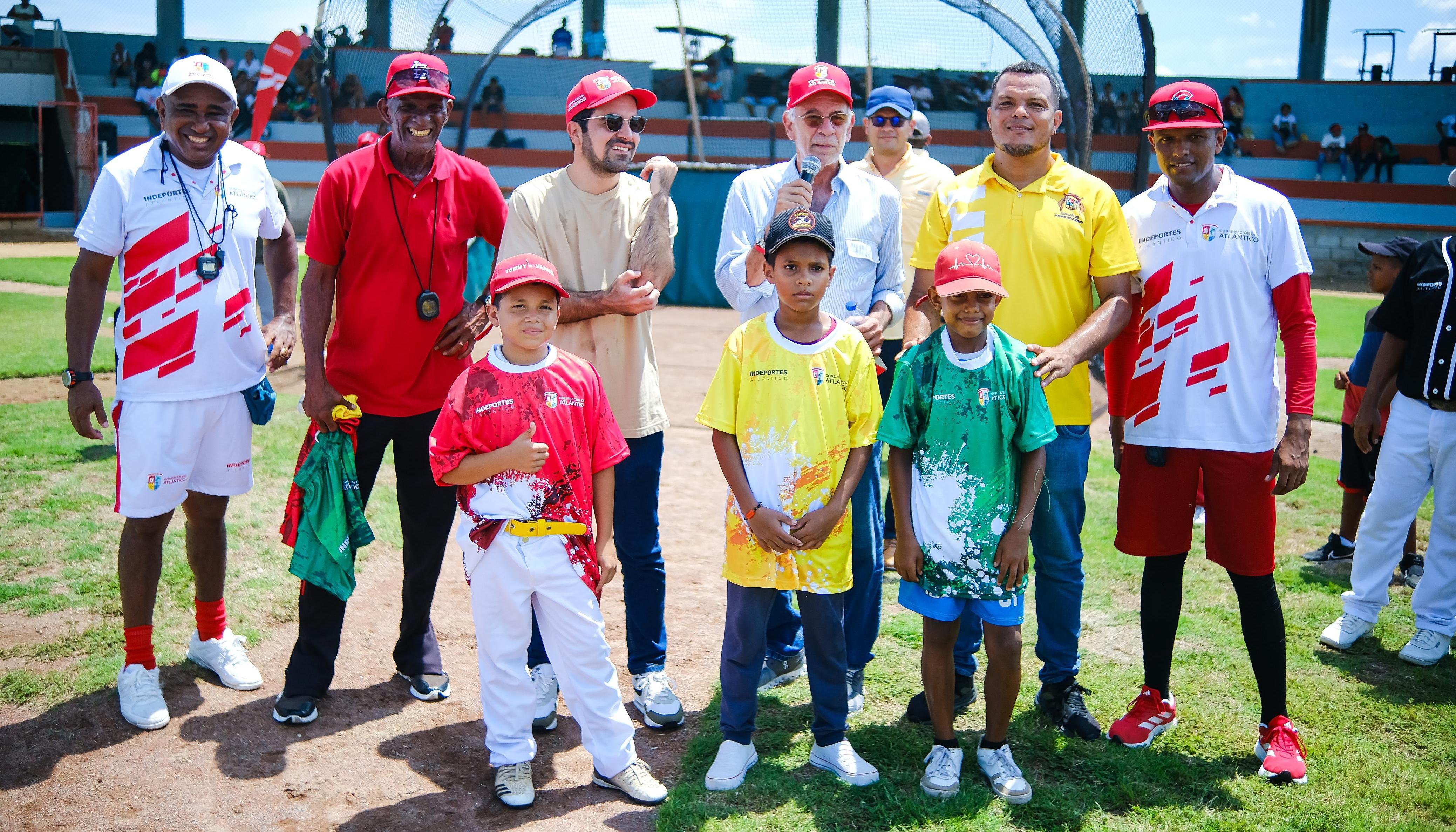 El gobernador Eduardo Verano asistió a la apertura en Manatí.