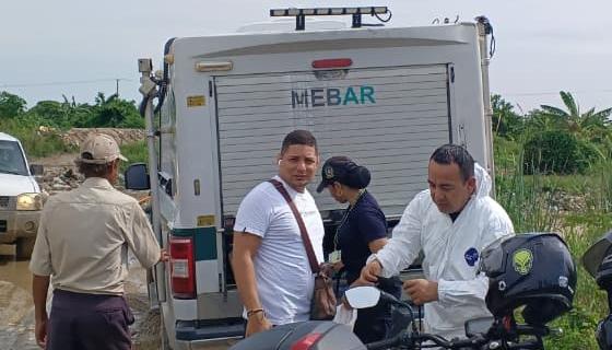 Autoridades en el levantamiento del cadáver.