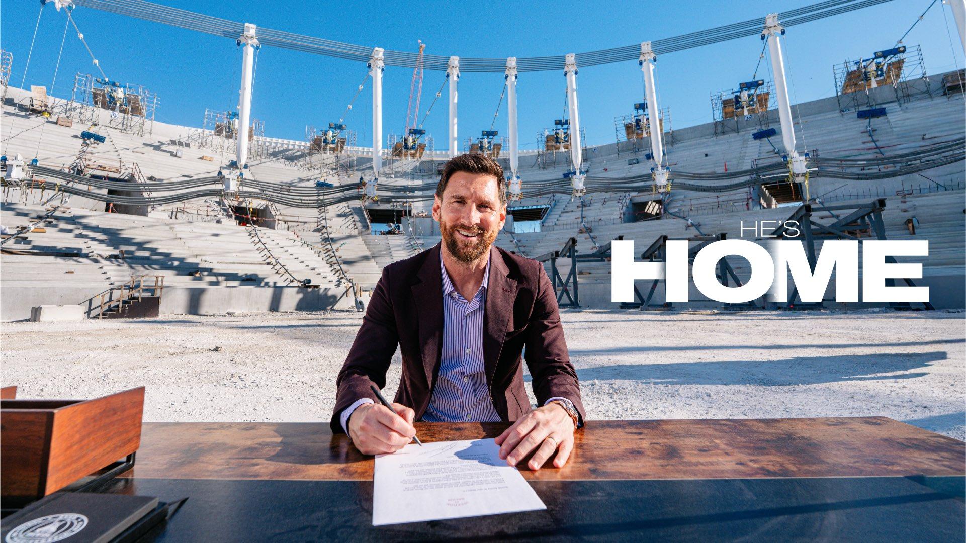 Lionel Messi firmó la extensión de su contrato con el Freedom Park como escenario.