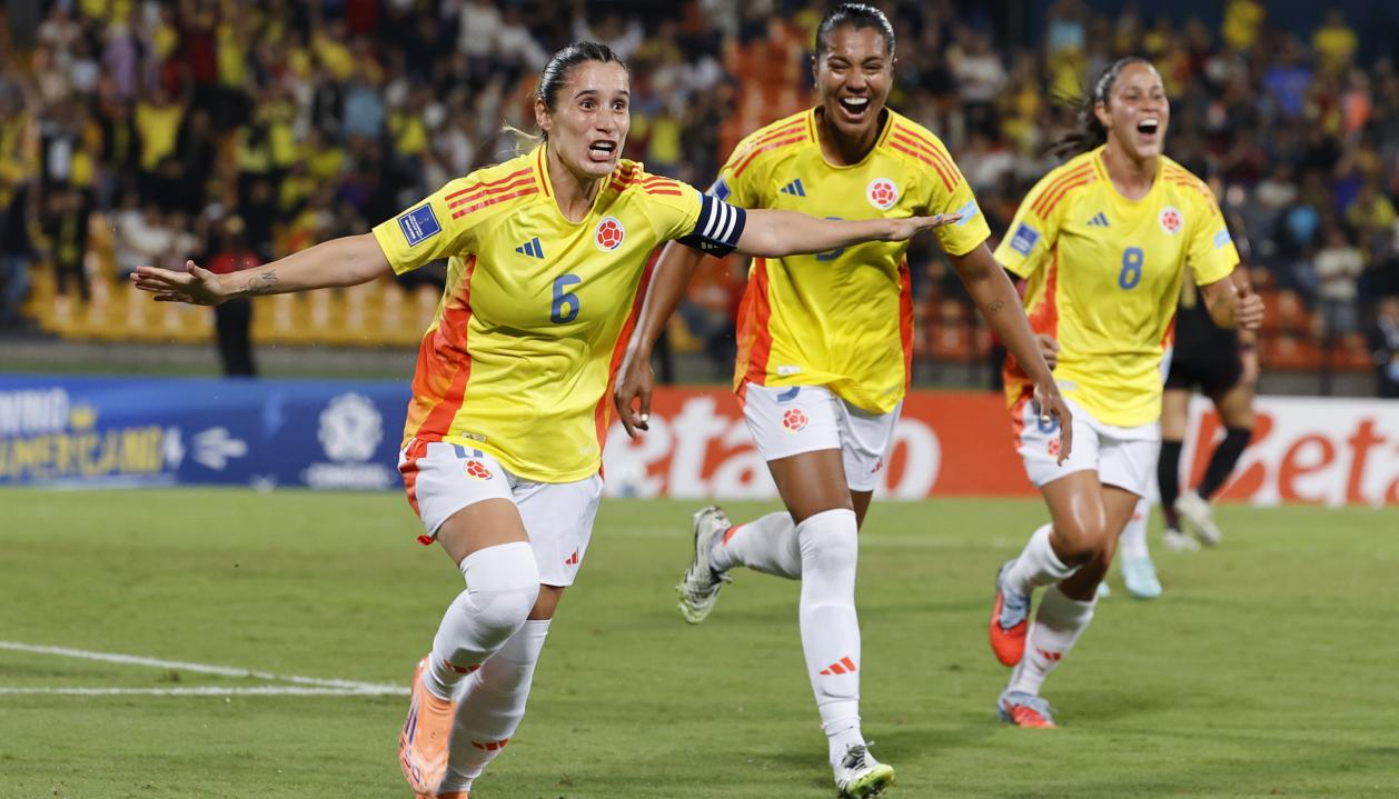 Daniela Montoya, capitana de Colombia, celebra el gol que le marcó en el debut a Perú.