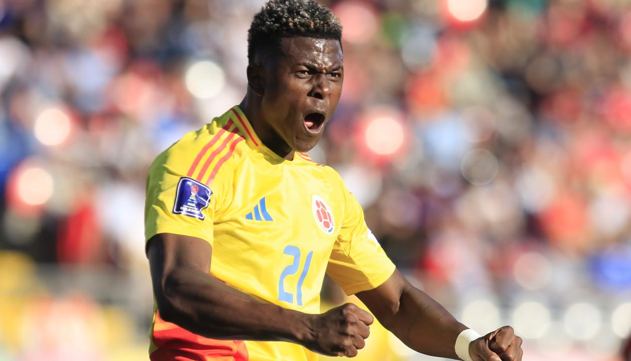 El goleador colombiano Neiser Villarreal celebra uno de sus goles ante España. 
