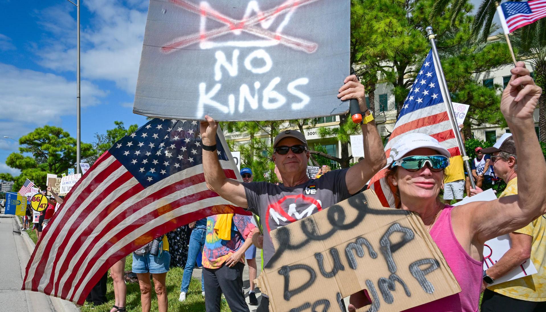  Personas participan durante la protesta "No Kings" en la Florida.