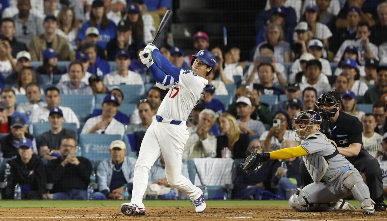 Momento en que Ohtani batea su segundo jonrón de la noche ante Chad Patrick, en el cuarto inning.