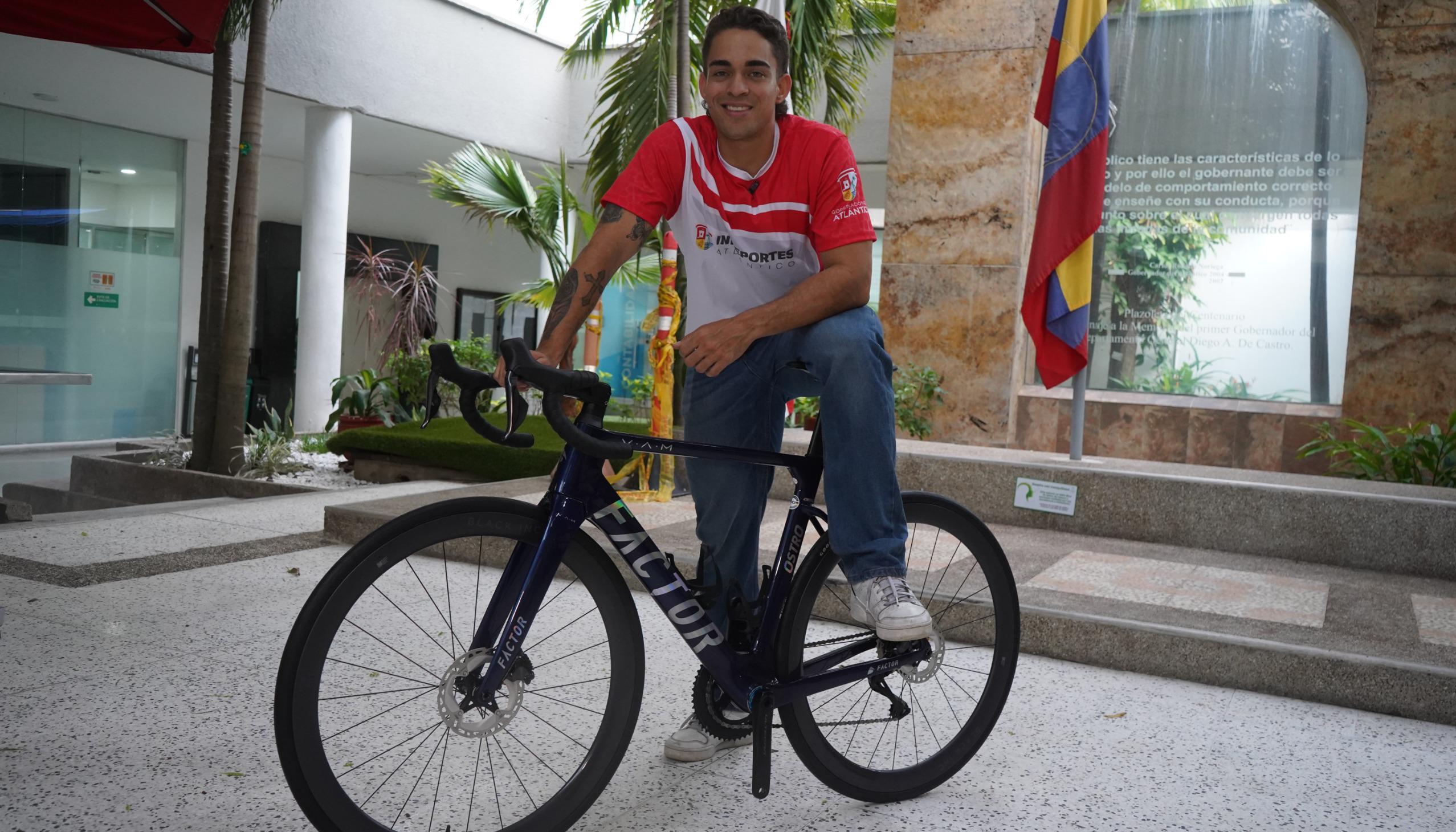 Cristian Ortega con la bicicleta que le obsequió la Gobernación del Atlántico. 