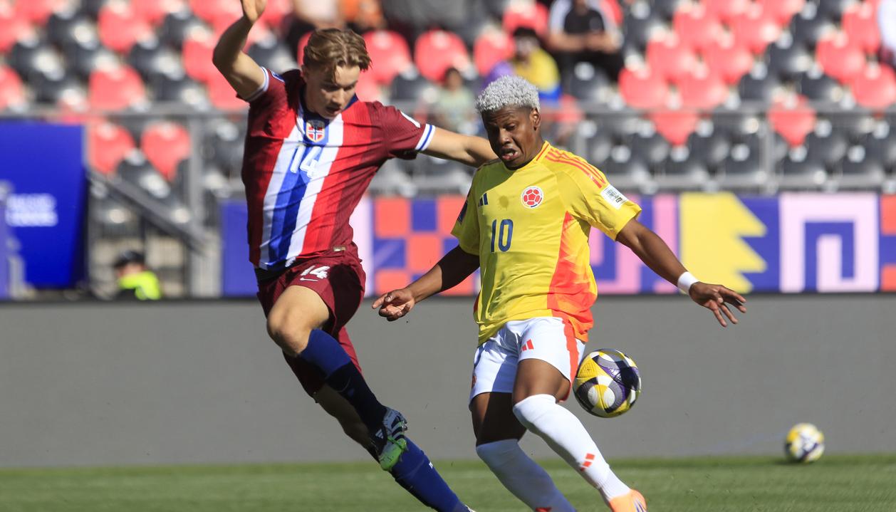 Óscar Perea, delantero de Colombia, durante el partido contra Noruega.