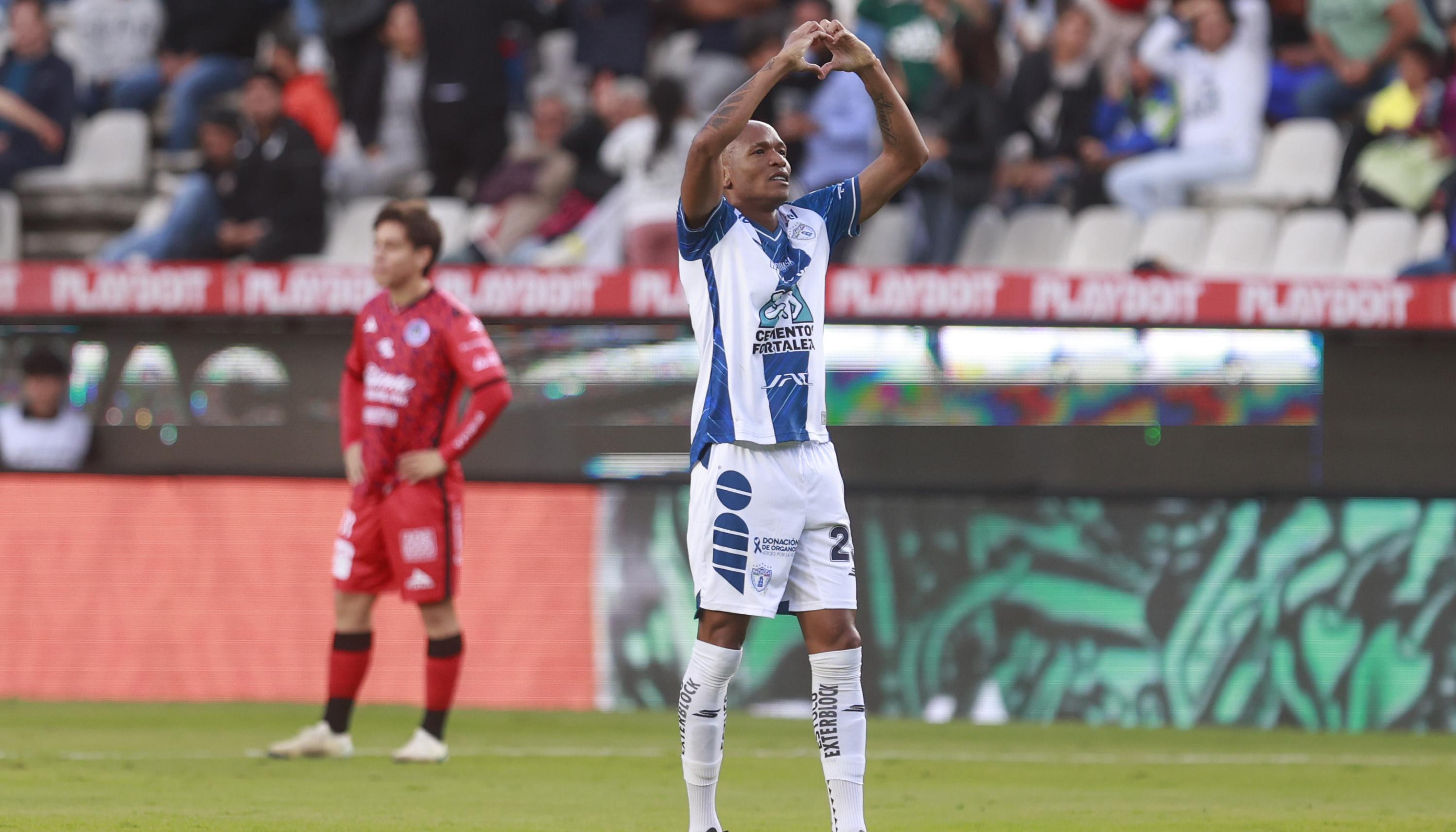 Luis Quiñones celebra el gol con el cual le dio el triunfo al Pachuca.
