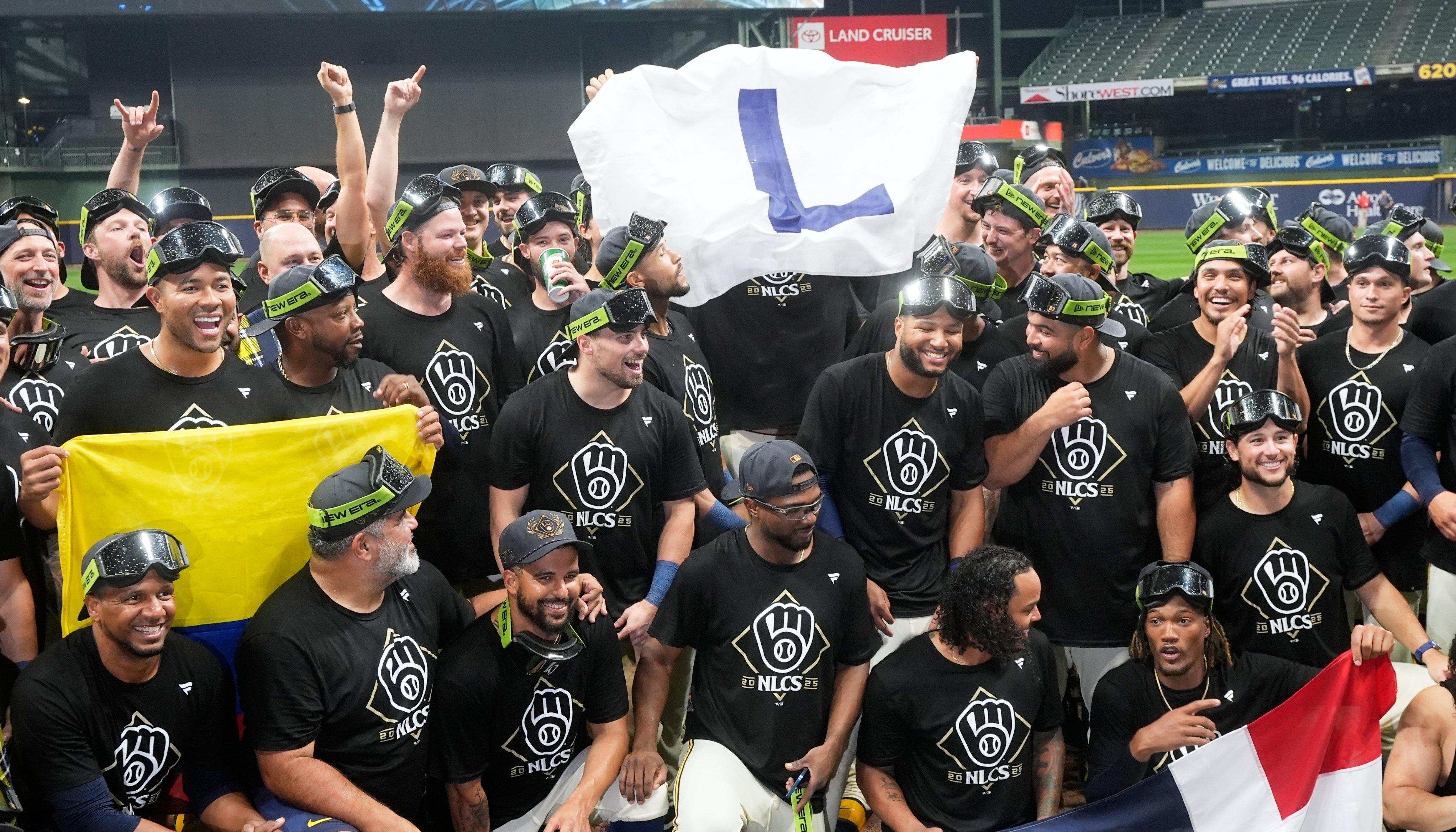 José Quintana con la bandera de Colombia durante el festejo de los Cerveceros. 