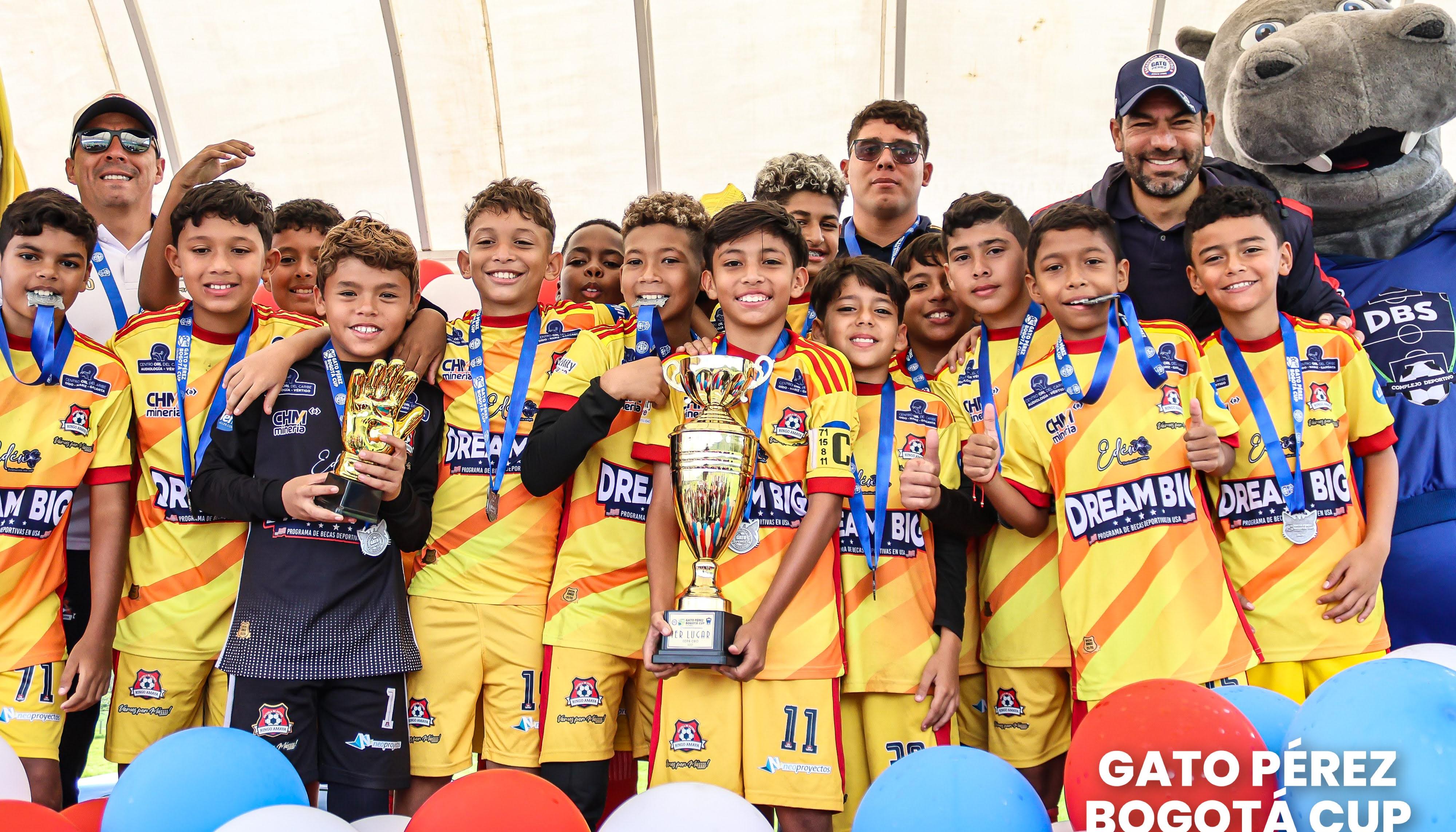 Grupo de la escuela de fútbol 'Ringo' Amaya campeona de la Gato Pérez Bogotá Cup.