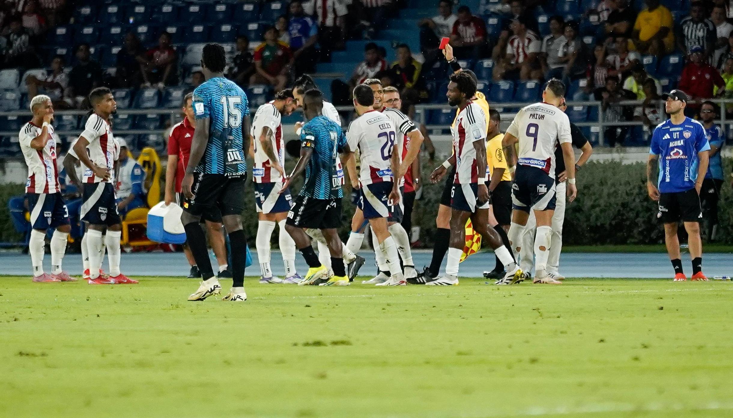 Momento en que el árbitro Wílmar Roldán le muestra la roja a Daniel Rivera.