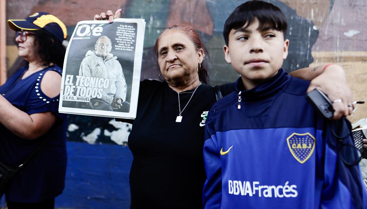 Hinchas de Boca Juniors presentes en el funeral de Miguel Ángel Russo. 