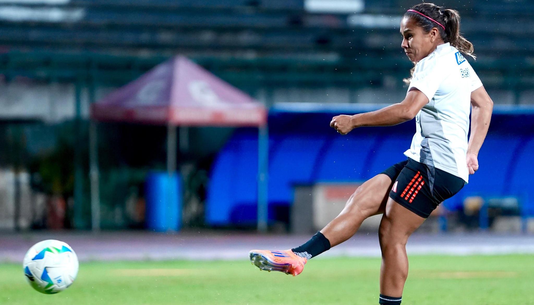 Leicy Ssntos, mediocampista de la Selección Colombia femenina. 