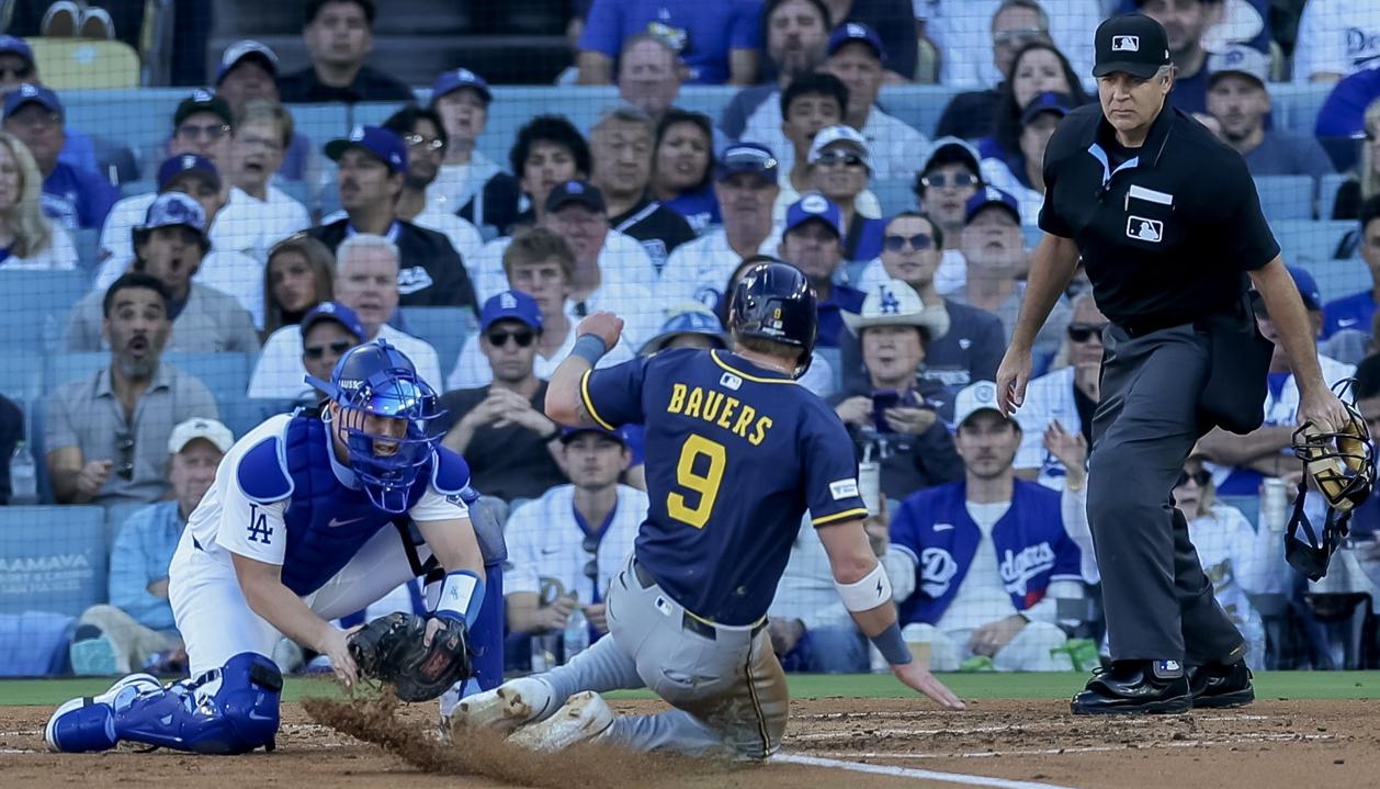 Will Smith pone out en el plato a Jake Bauers, corredor de los Cerveceros. 