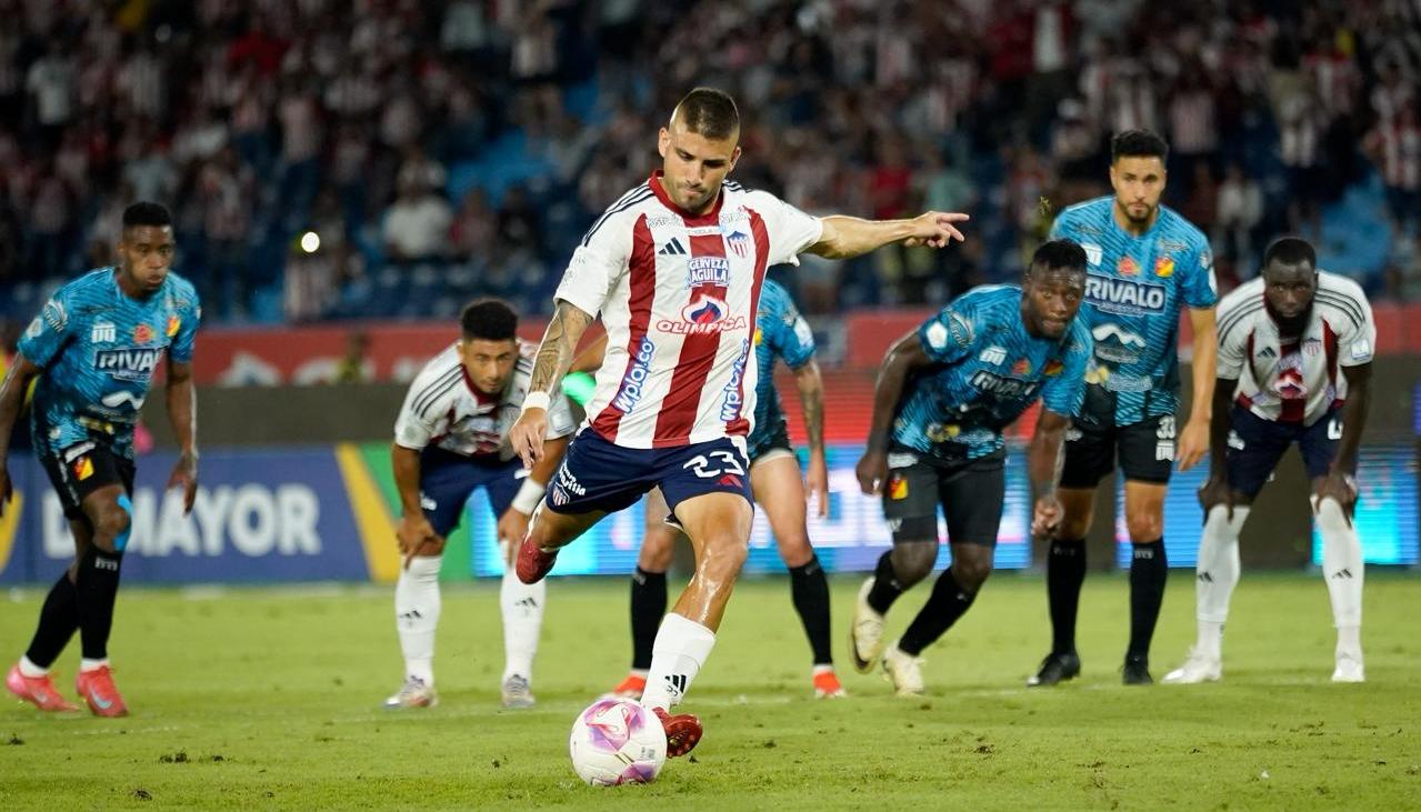 'Titi' Rodríguez cobra el penalti que le dio el empate 2–2 al Junior. 