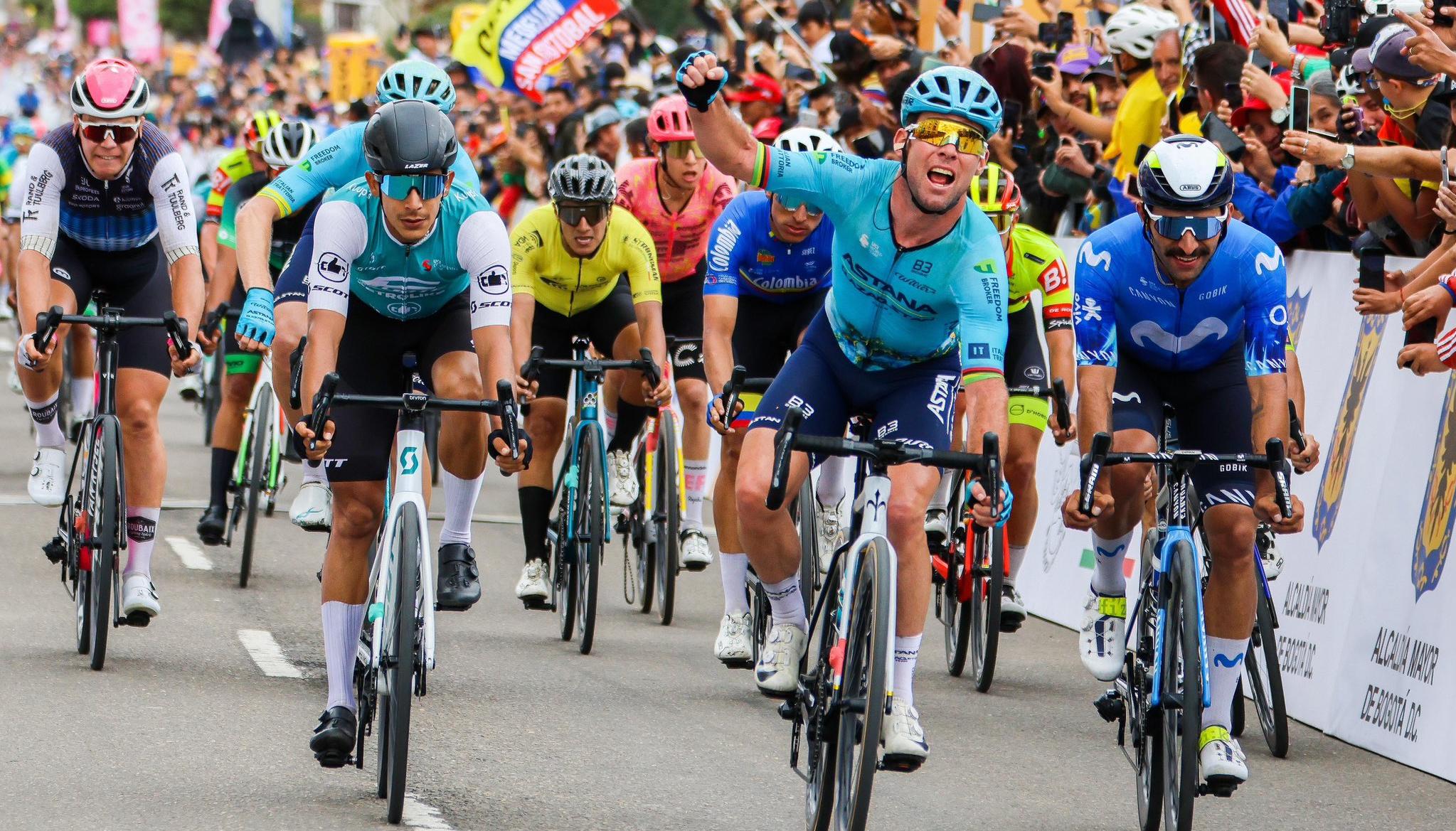 Mark Cavendish celebra tras ganar una etapa del Tour Colombia en 2024. 