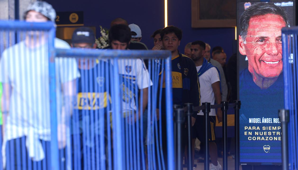 Los aficionados de Boca Juniors llegando a la Bombonera para despedir a Russo.