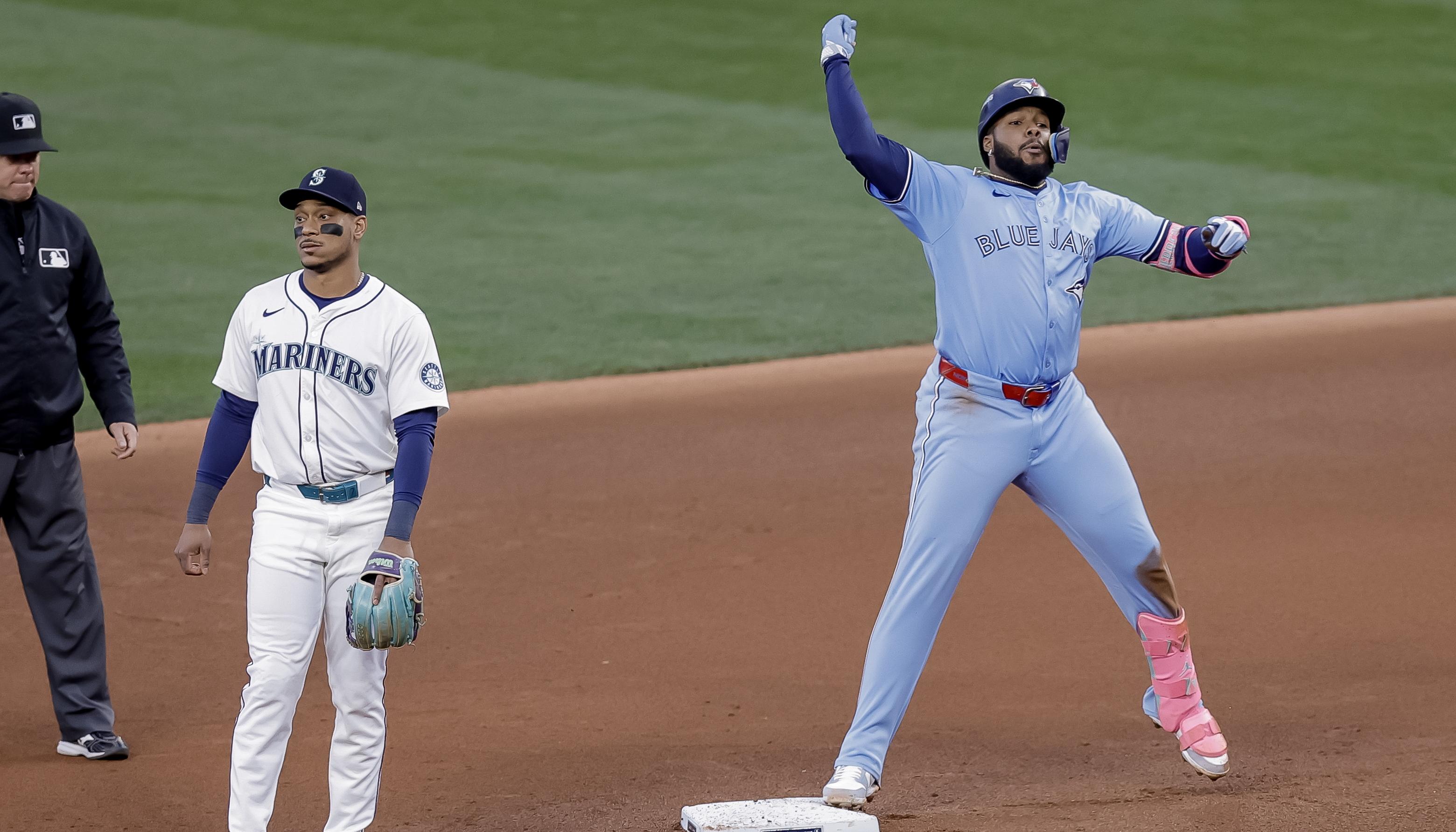 Vladimir Guerrero Jr. celebra tras conectar un doblete en el tercer inning.