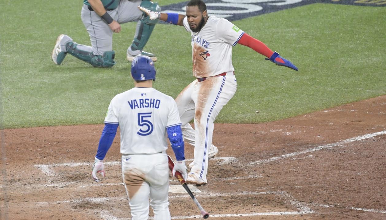 El dominicano Vladimir Guerrero Jr. anota la sexta carrera de los Azulejos, en el séptimo inning.