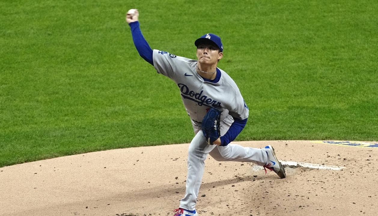 El japonés Yoshinobu Yamamoto hizo 111 lanzamientos en nueve innings y solo permitió tres hits.