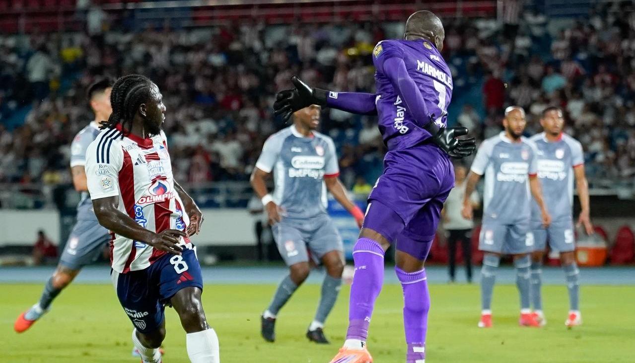 Yimmi Chará en la acción en la que marcó el gol de Junior ante Santa Fe.