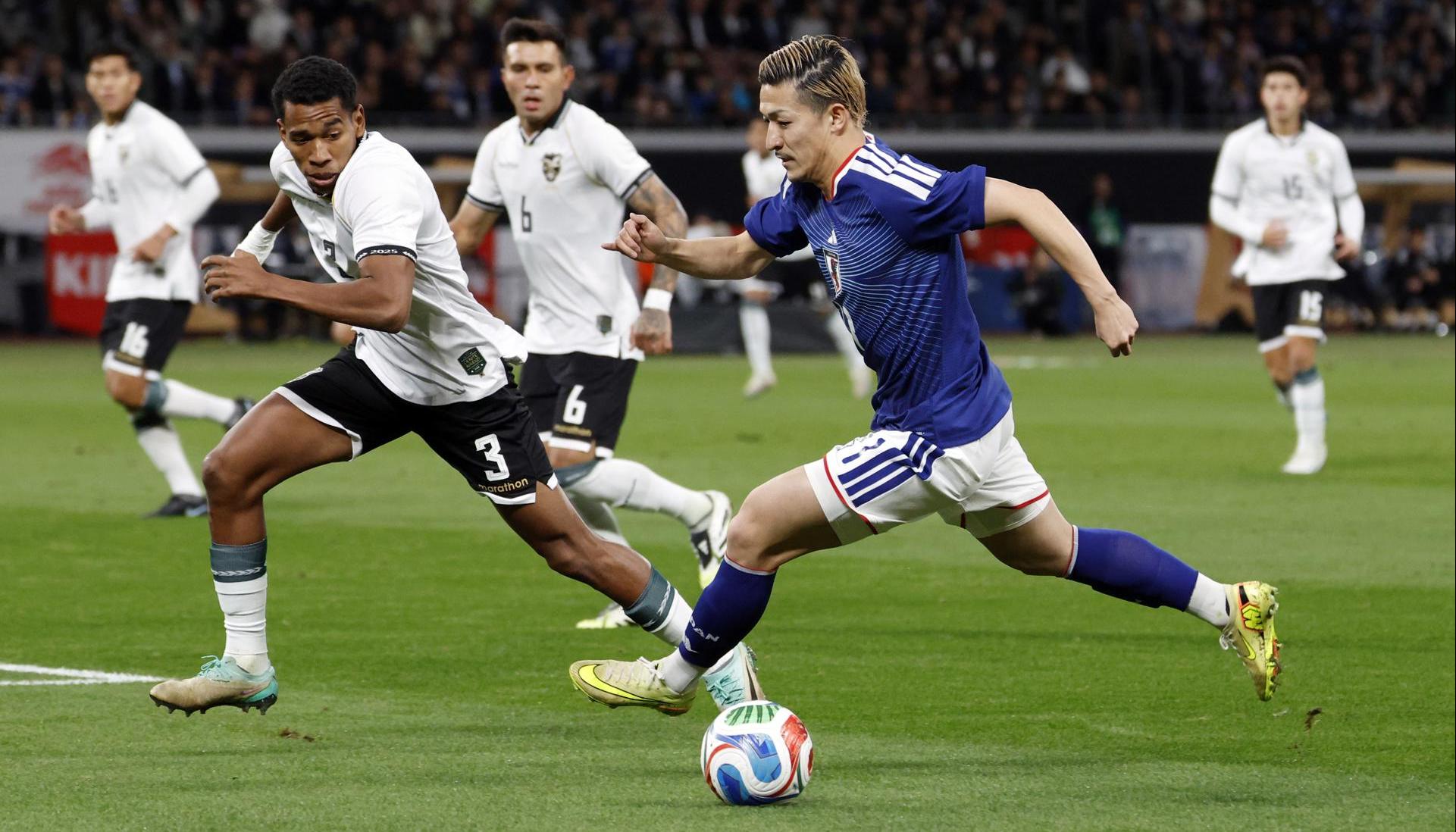 Acción de juego entre Japón y Bolivia.