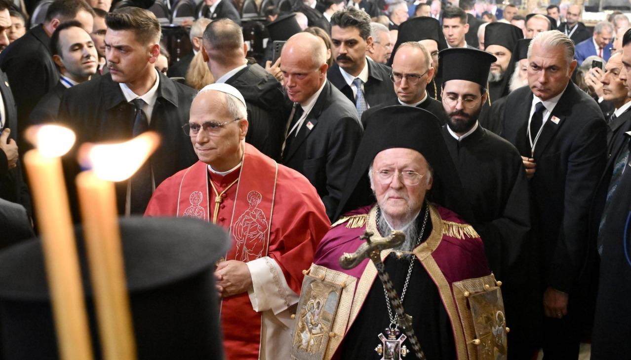 El Papa León XIV y el patriarca de Constantinopla, Bartolomé I.