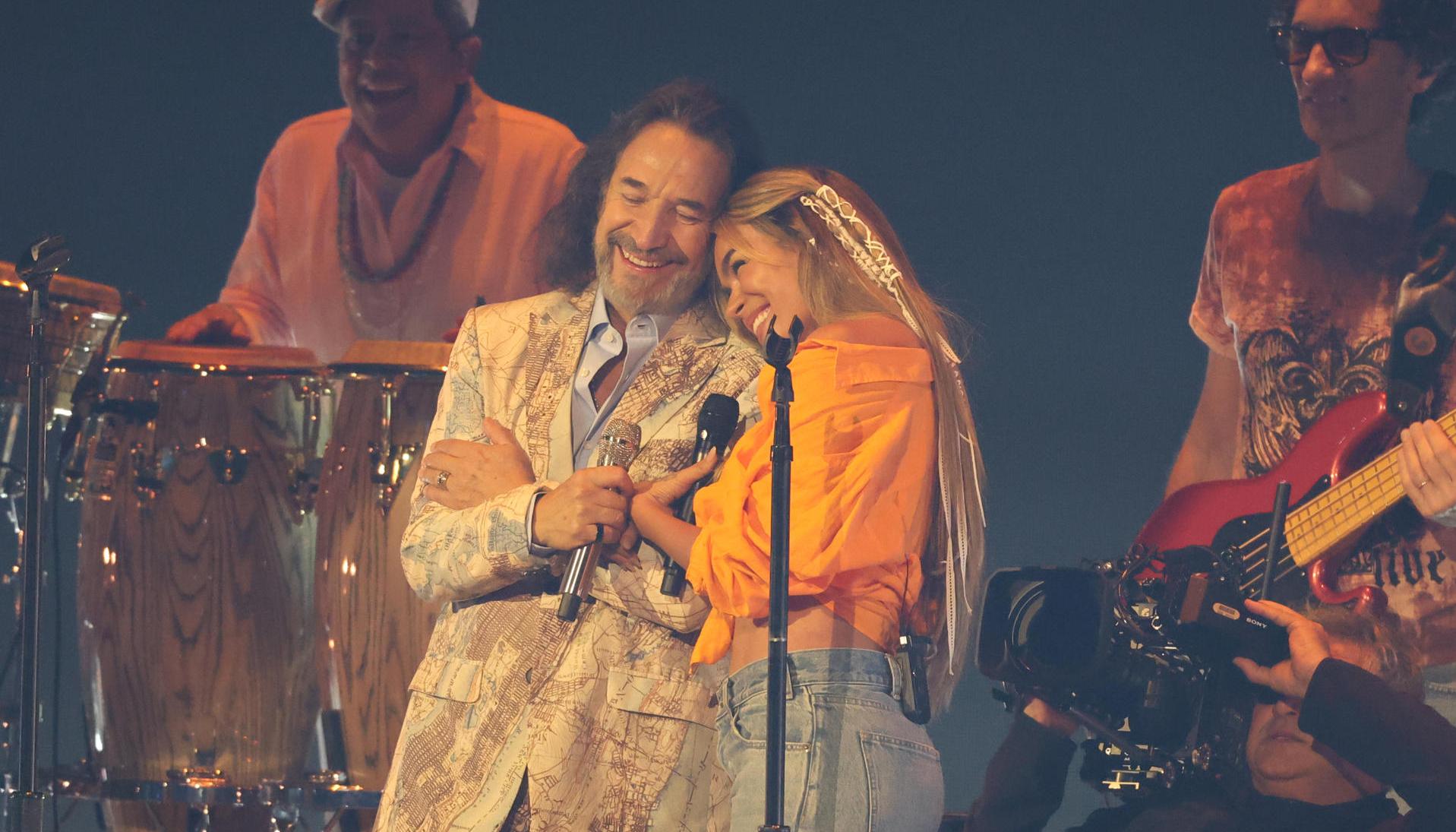 Marco Antonio Solís con Karol G.