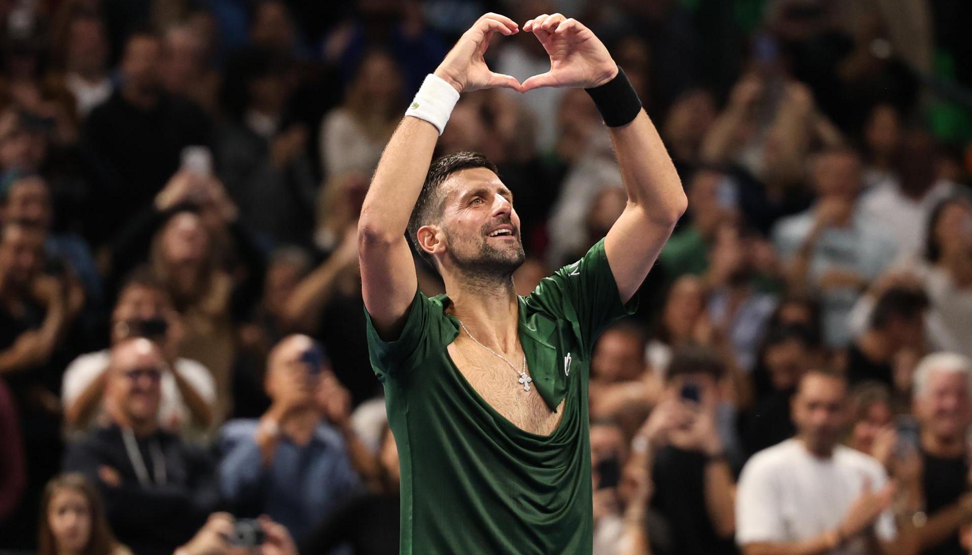 Novak Djokovic celebrando su título 101.