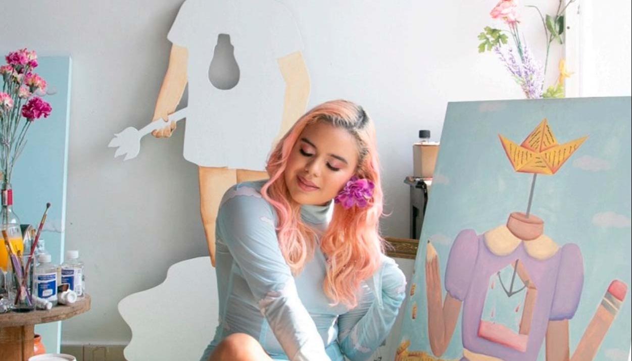 Norella Magdaniels junto a una de sus creaciones. 