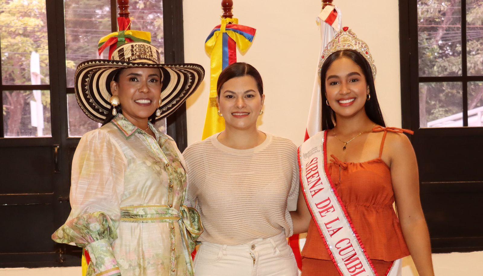 Alcaldesa de Manatí, Yaneris Acuña Cervantes; Luisa Fernanda Guerrero, Sirena de la Cumbia 2025 y Marisabella Romero, secretaria de Desarrollo Económico del Atlántico.