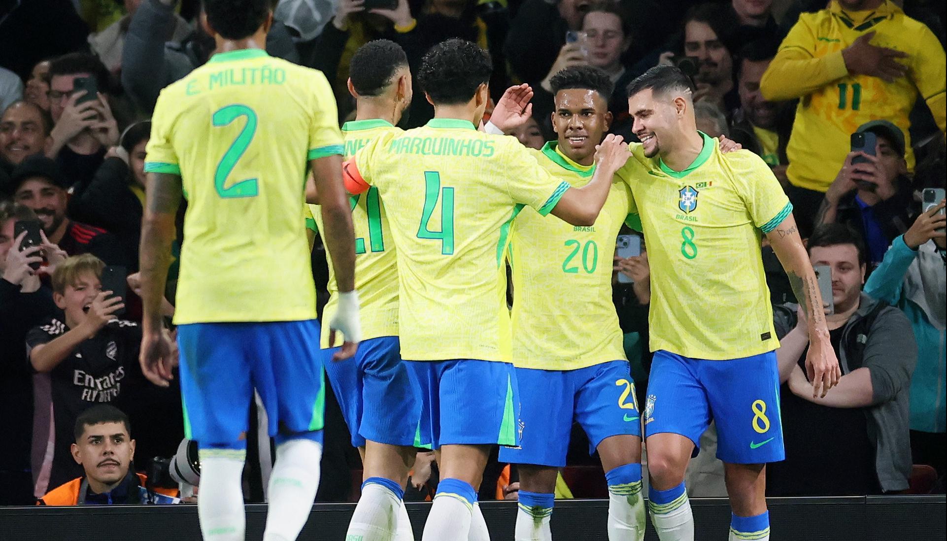 Jugadores de Brasil celebrando uno de los goles.