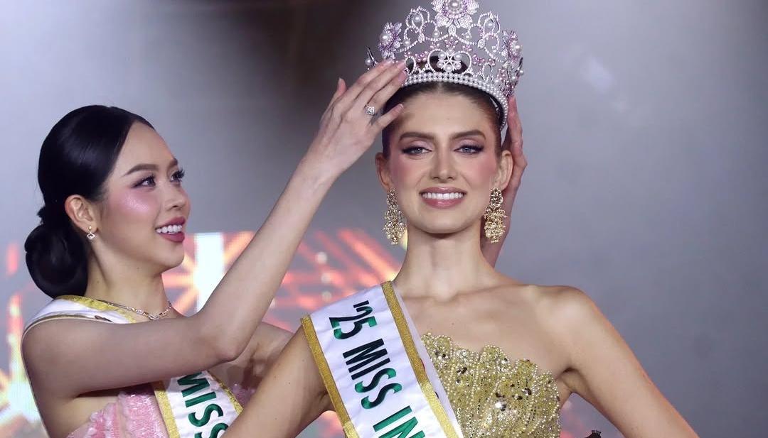 Catalina Duque Abréu recibiendo la corona en el Miss International 2025.