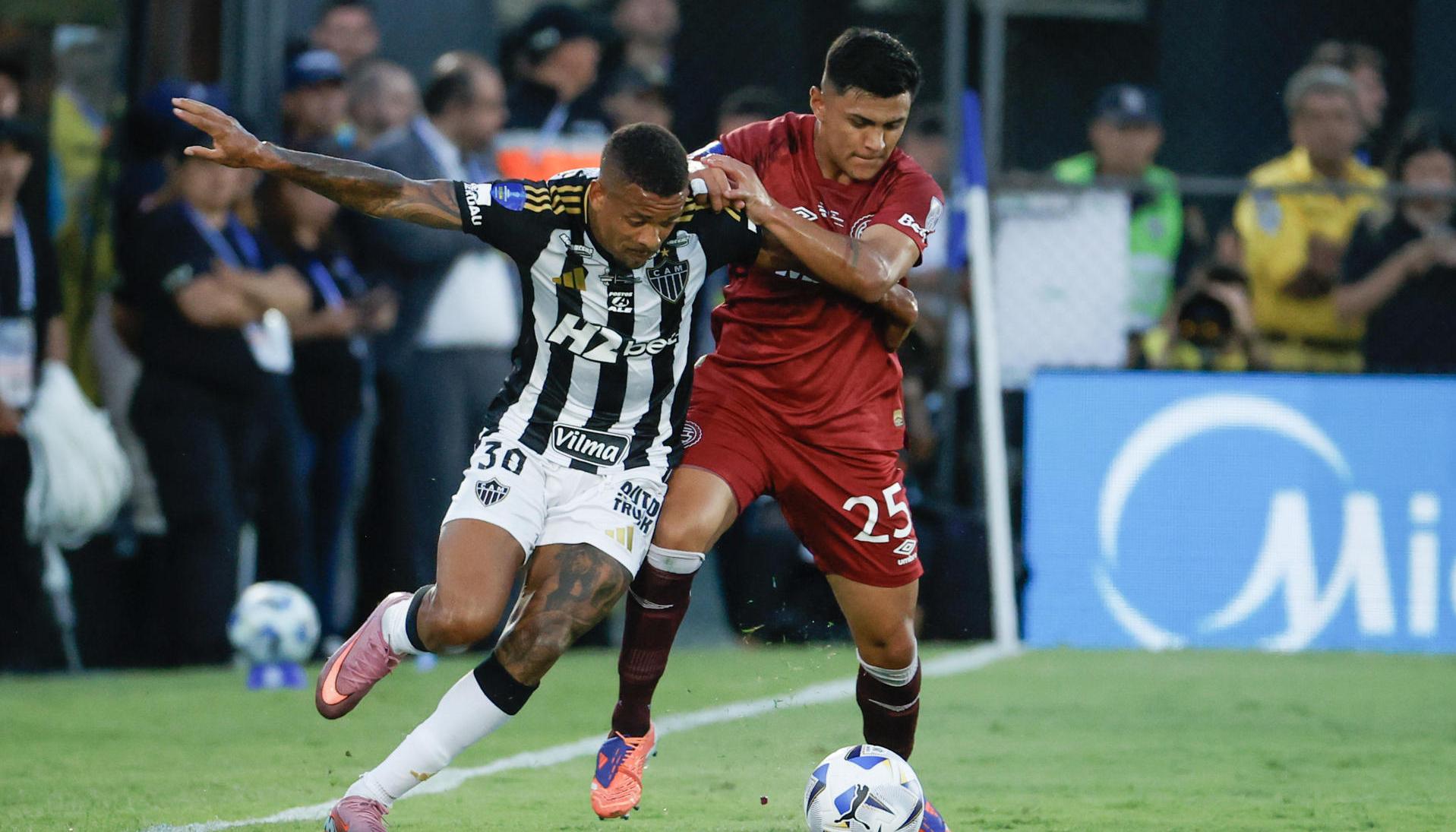 Acción de juego de la final entre Lanús y Atlético Mineiro.