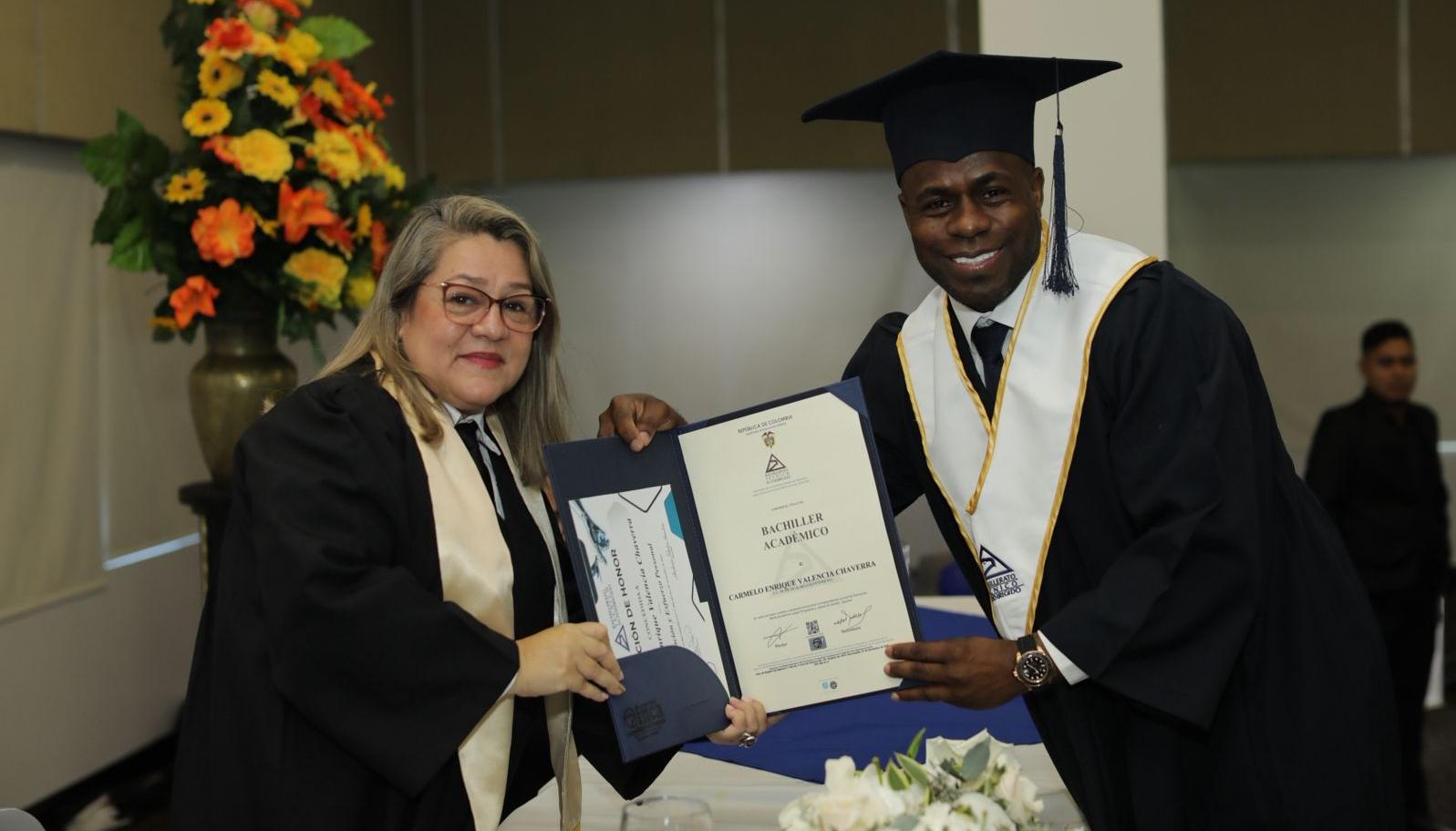 Carmelo Valencia junto a la rectora Rosa López.