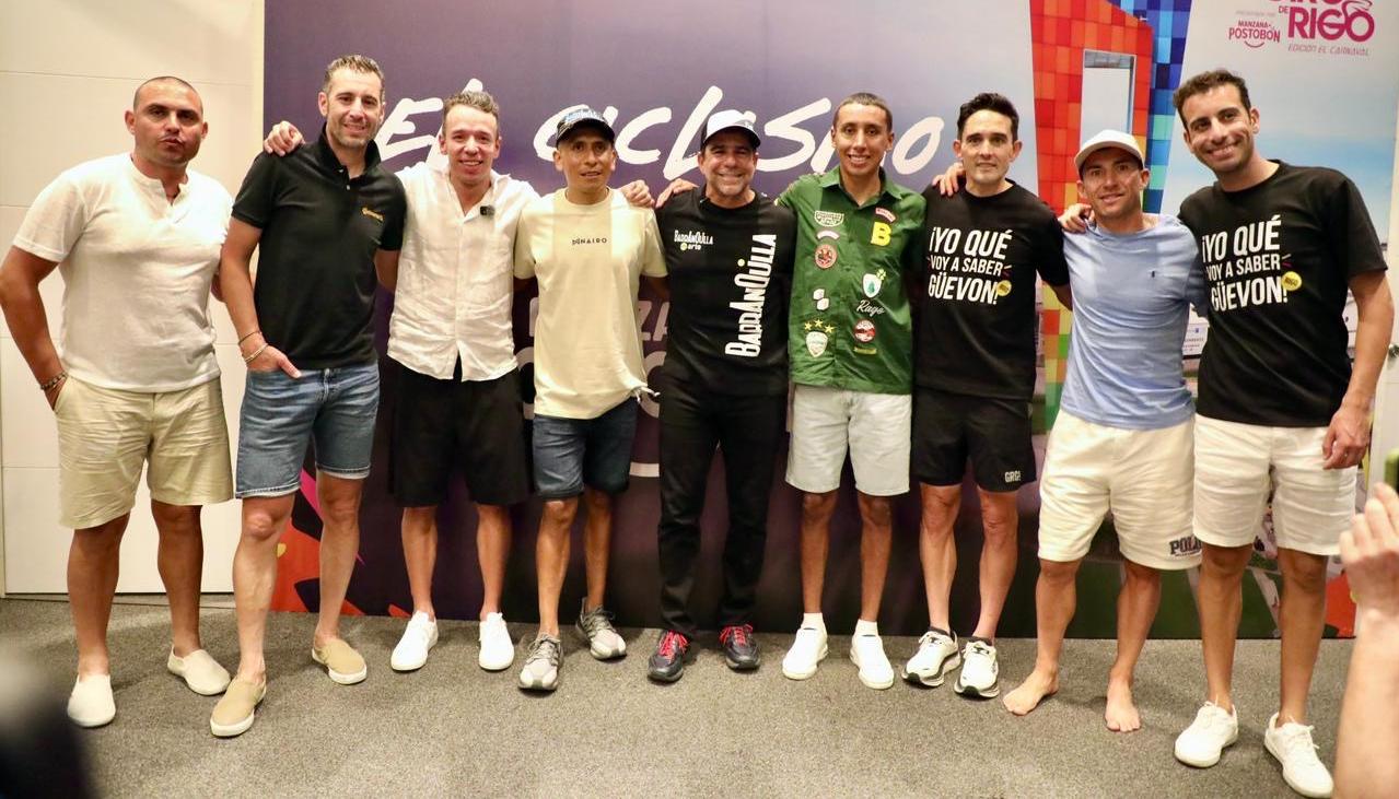 El alcalde Alejandro Char junto a Vincenzo Nibali, Rigoberto Urán, Nairo Quintana, Egan Bernal, Óscar Sevilla, Sergio Luis Henao y Fabio Aru. 