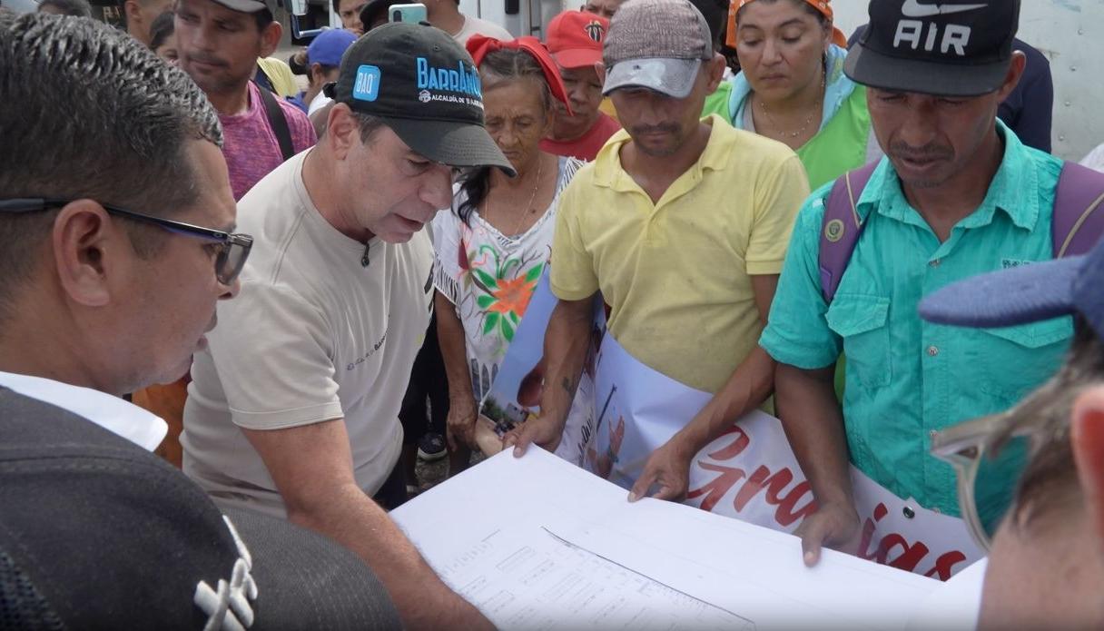 El alcalde Alejandro Char explicando la obra a los comerciantes. 