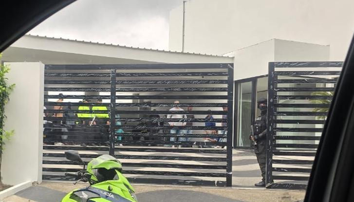 Momento del allanamiento a la vivienda del ministro Armando Benedetti. 