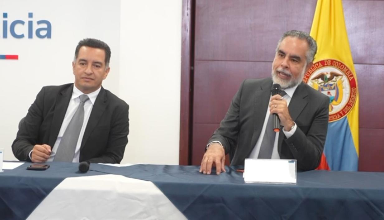 El ministro (e) de Justicia,  Andrés Idárraga; y el del Interior, Armando Benedetti. 